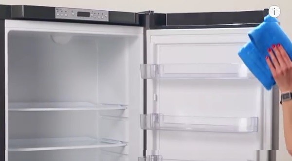 Как избавится от запаха в холодильнике быстро в домашних условиях