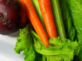 По 350 граммов свеклы, моркови и корня сельдерея натереть на тёрке, для вкуса можно полить соком лимона.