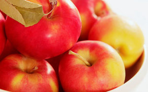 За день нужно съесть полтора килограмма зелёных яблок, натерев их на тёрке. 