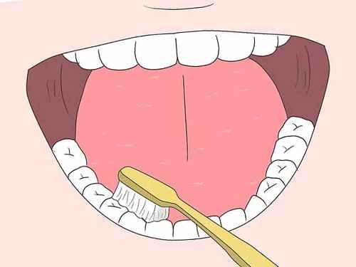 Чем убрать сильный запах изо рта? Почистите зубы.