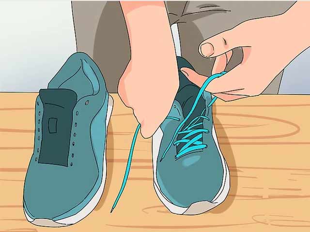Снимите с кроссовок шнурки и обработайте грязные участки стиральным порошком.