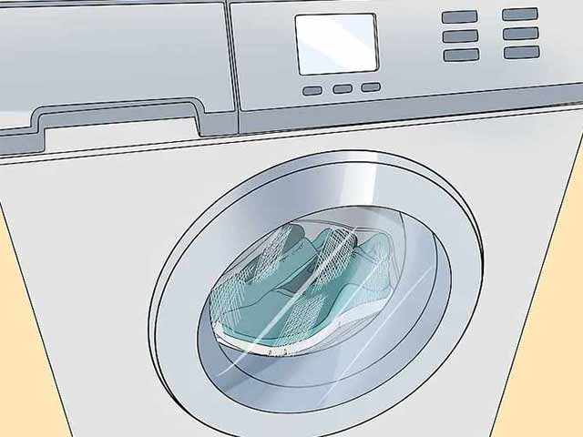 Кроссовки в стиральной машине. Выберите деликатный режим стирки с прохладной водой.