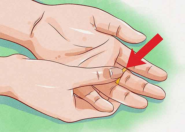 Как узнать размер кольца на палец - Возьмите кольцо, которое у вас уже есть и которое хорошо ложится на палец.