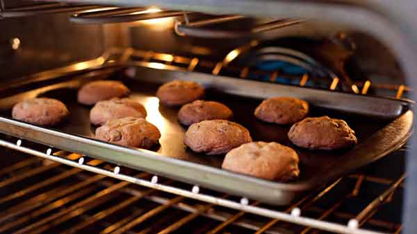 4 гениальных трюка для использования подгоревшего печенья