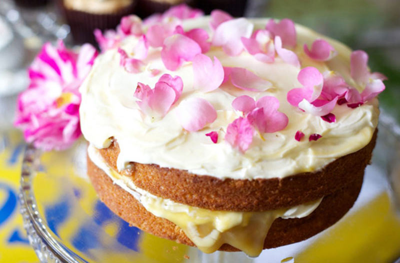 Живые цветы - украшение торта