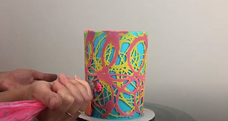 Простое оформление торта с закорючками и кружочками - шаг 13