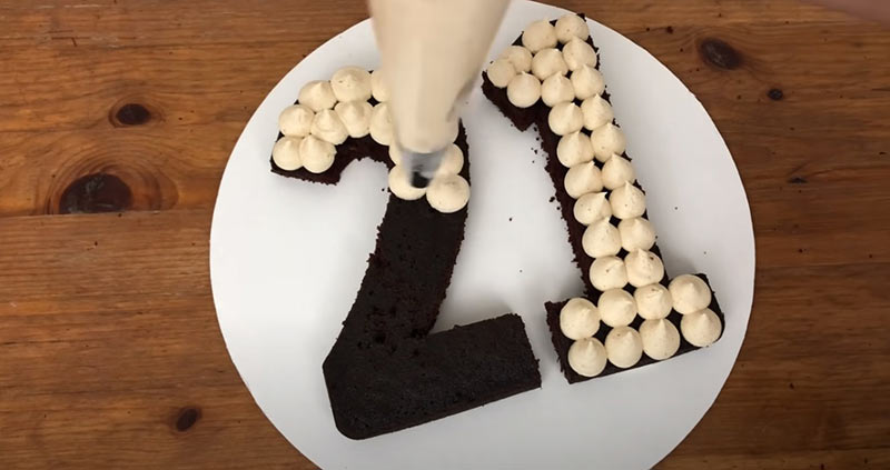 Украшение торта на день рождения - шаг 7