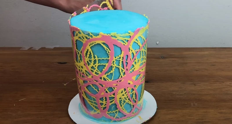 Простое оформление торта с закорючками и кружочками - шаг 6